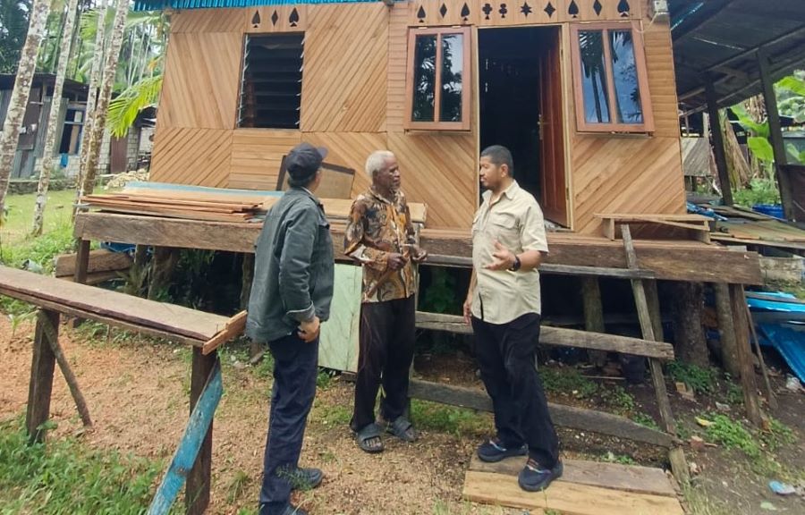 Roberth Rouw Tinjau Bedah Rumah di Yapen Papua