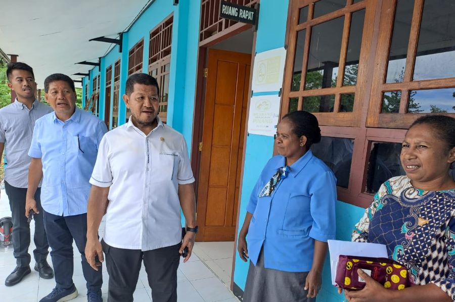 Roberth Rouw Serahkan Bantuan untuk Siswa SD di Yapen