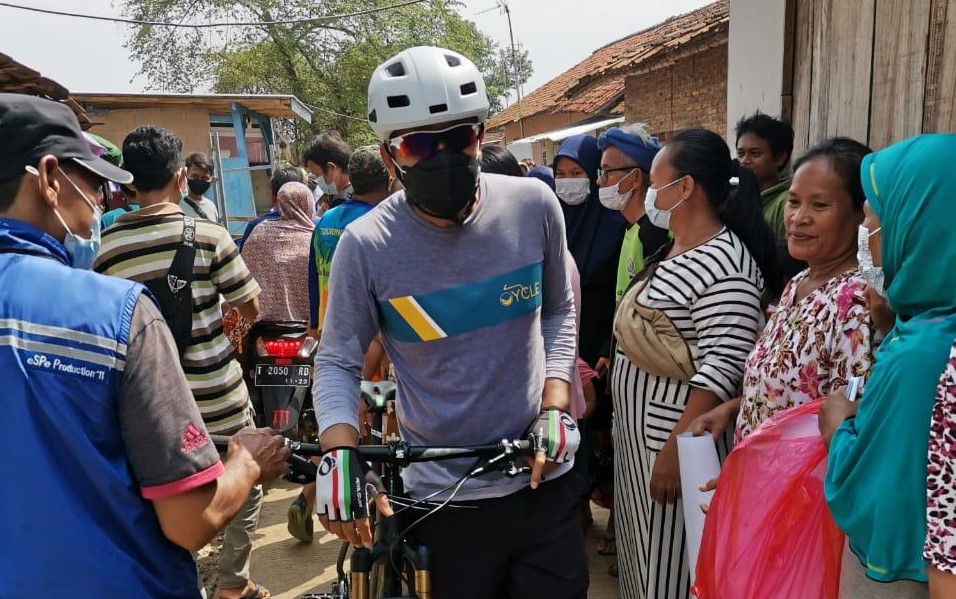 Saan Bagikan Sembako Sambil Bersepeda