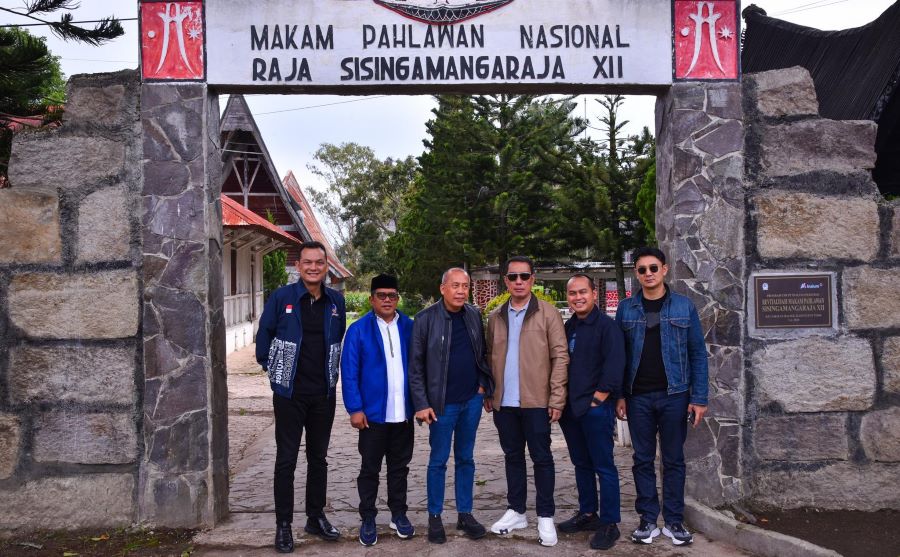 Saan Mustopa Ziarah ke Makam Pahlawan Nasional Sisingamangaraja XII