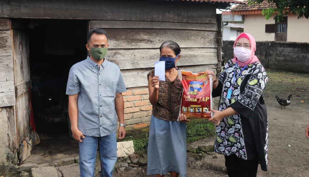 Sri Kustina Salurkan Bantuan Beras untuk Tujuh Desa