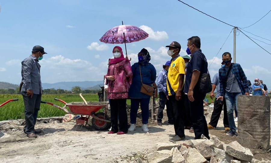 Sri Wahyuni Tinjau Proyek Jalan Desa di Ponorogo