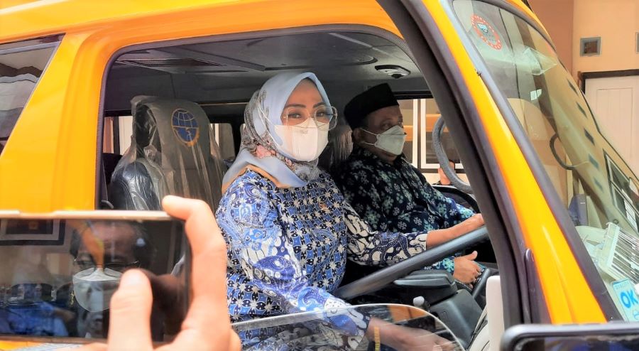 Sri Wahyuni Bantu Satu Unit Bus Sekolah untuk MBS