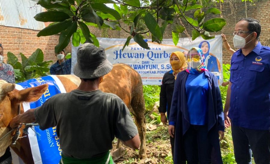 Sri Wahyuni Door to Door Bagikan Daging Kurban