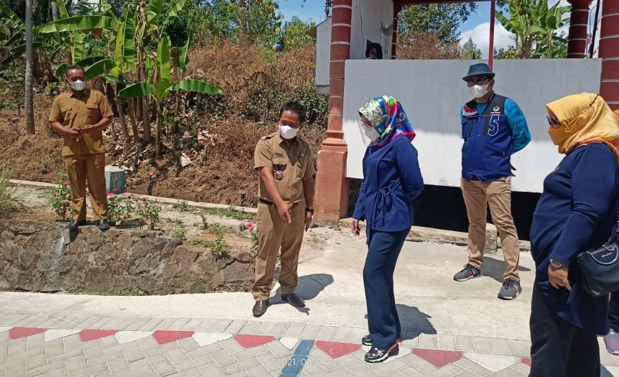Sri Wahyuni Muluskan Jalan Desa di Ponorogo