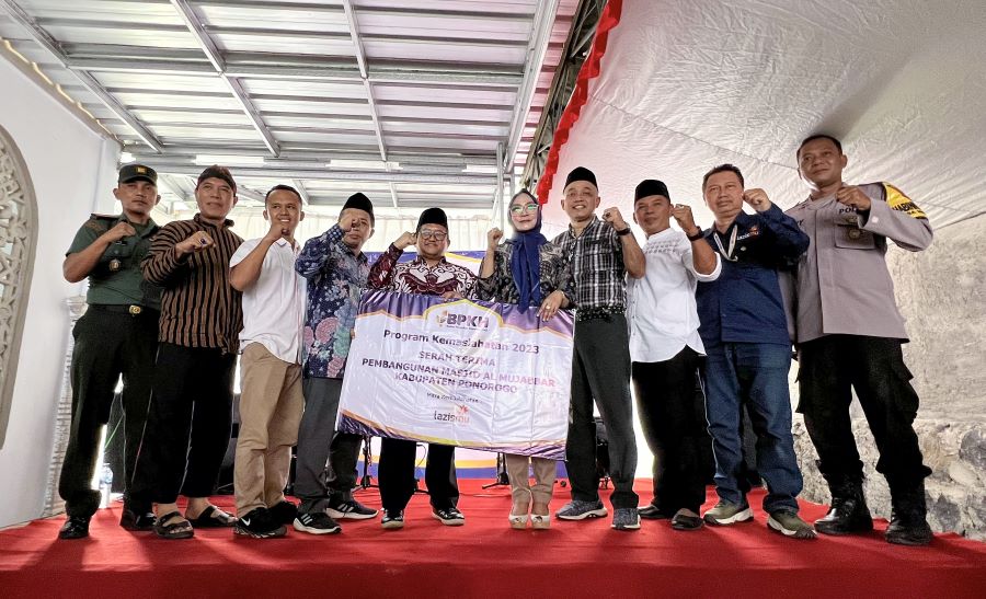 Sri Wahyuni Salurkan Bantuan Pembangunan Masjid di Wagir Lor Ponorogo