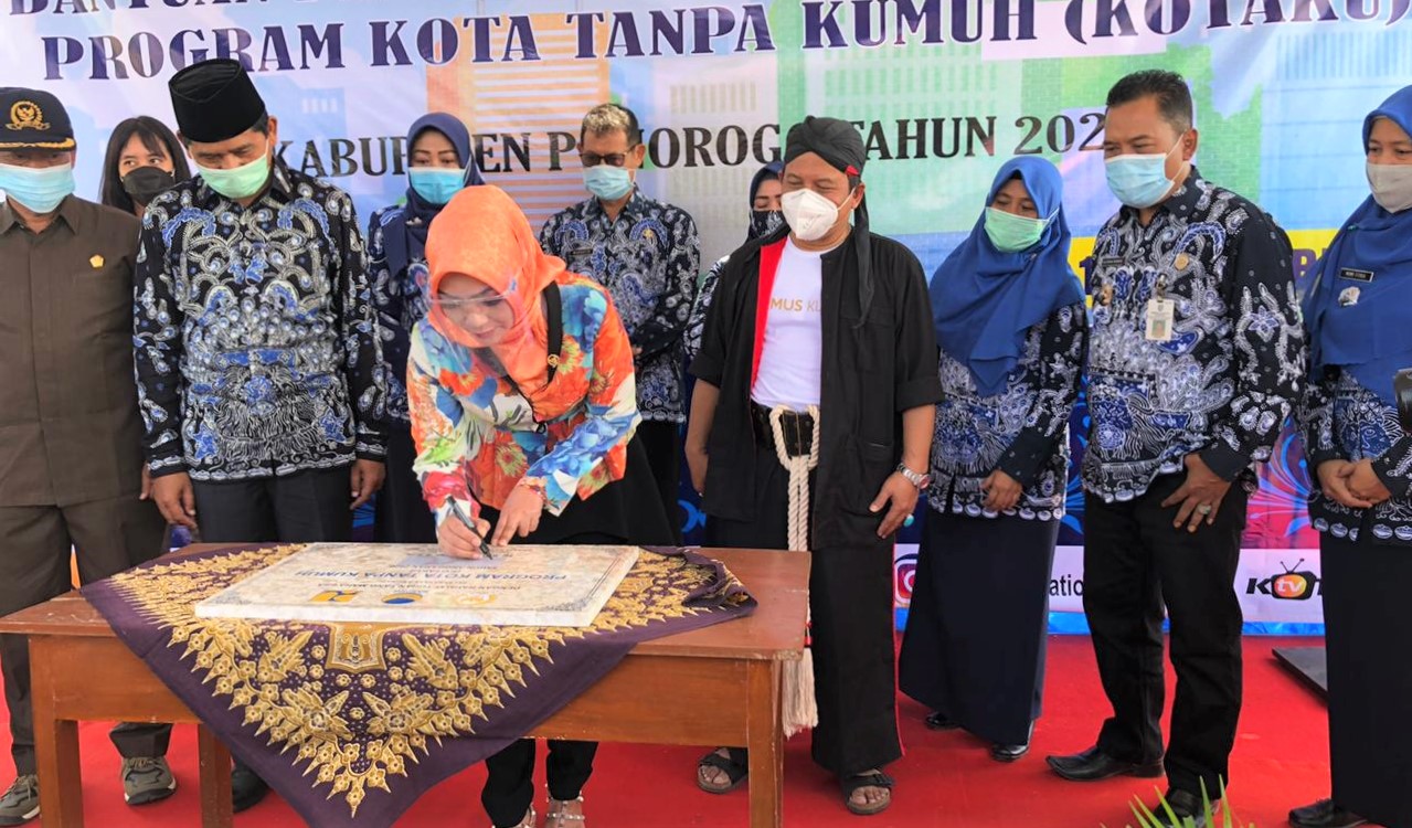 Sri Wahyuni Tandatangani Prasasti Program Kotaku Tahun 2020