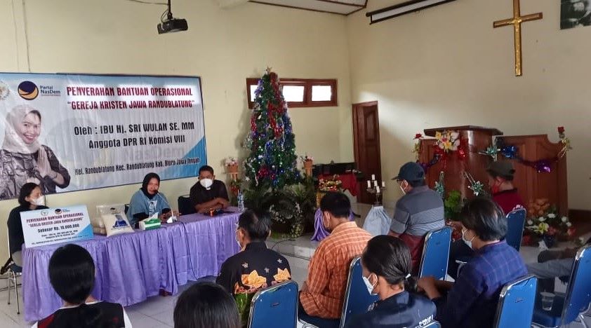 Sri Wulan Bantu Lima Gereja di Blora