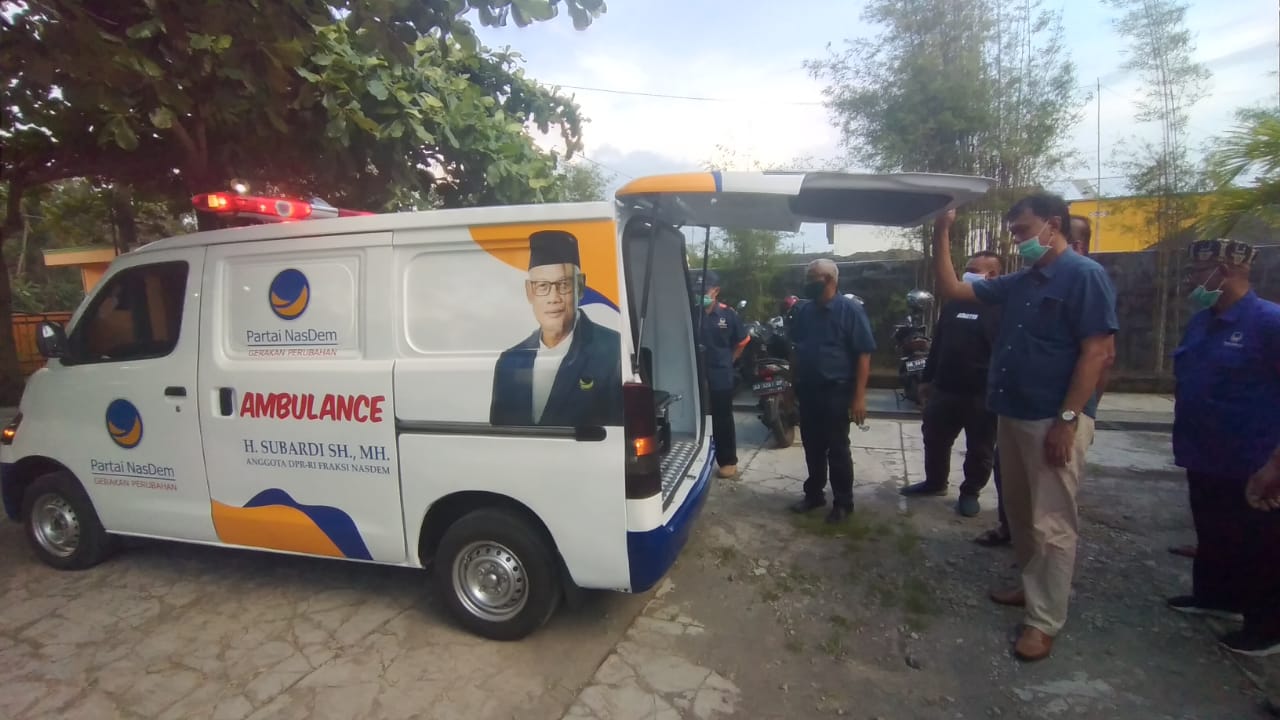 Subardi Serahkan Mobil Ambulans untuk Rumah Aspirasi Kulonprogo