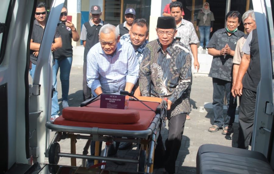 Mbah Bardi Serahkan Bantuan Ambulans untuk Warga Margodadi Sleman
