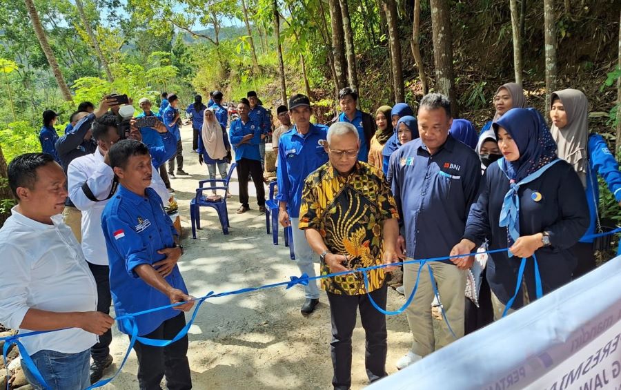 Subardi Salurkan Bantuan TJSL BUMN di Gunungkidul