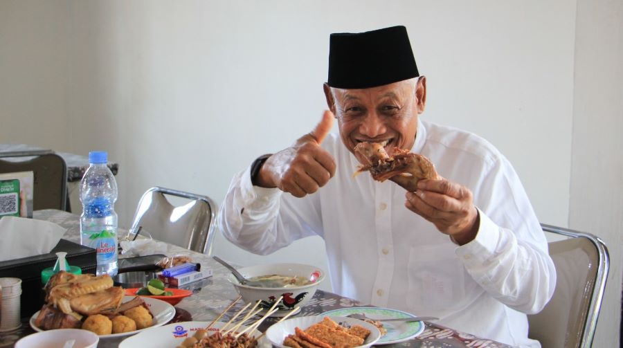 Subardi Menikmati Filosofi Bagi Roso di Warung Soto