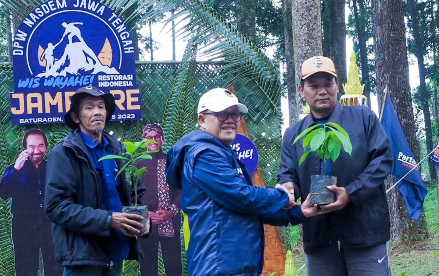 Sugeng Bagikan Bibit Tanaman Buah kepada Kelompok Tani di Banyumas