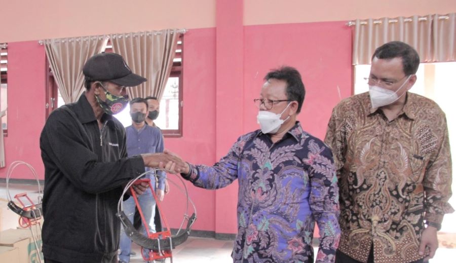 Sugeng Serahkan Alat Bantu Panjat untuk Penderes Kelapa
