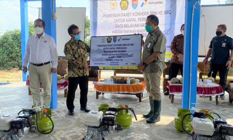 Sugeng Salurkan Bantuan Paket Konversi untuk Nelayan Cilacap