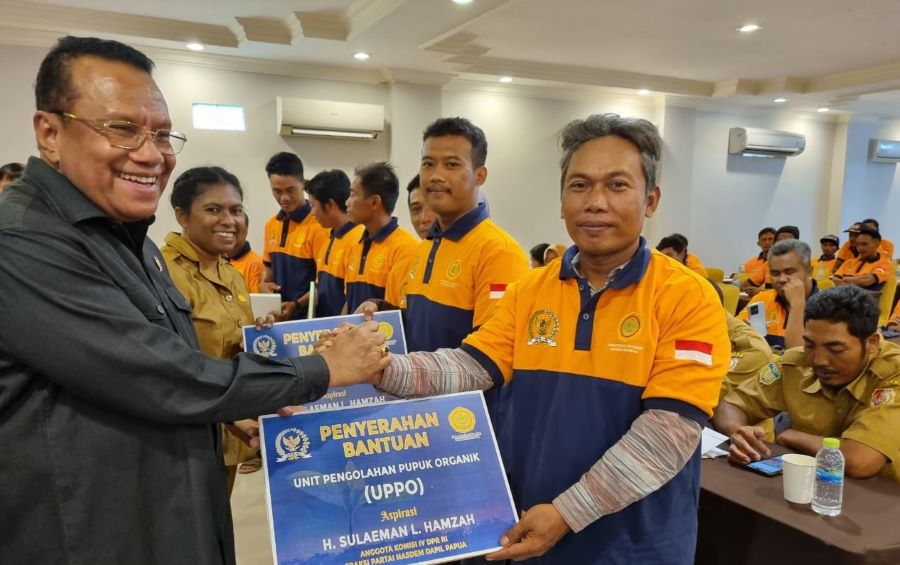 Sulaeman Salurkan Lagi Pupuk Organik untuk Petani Papua