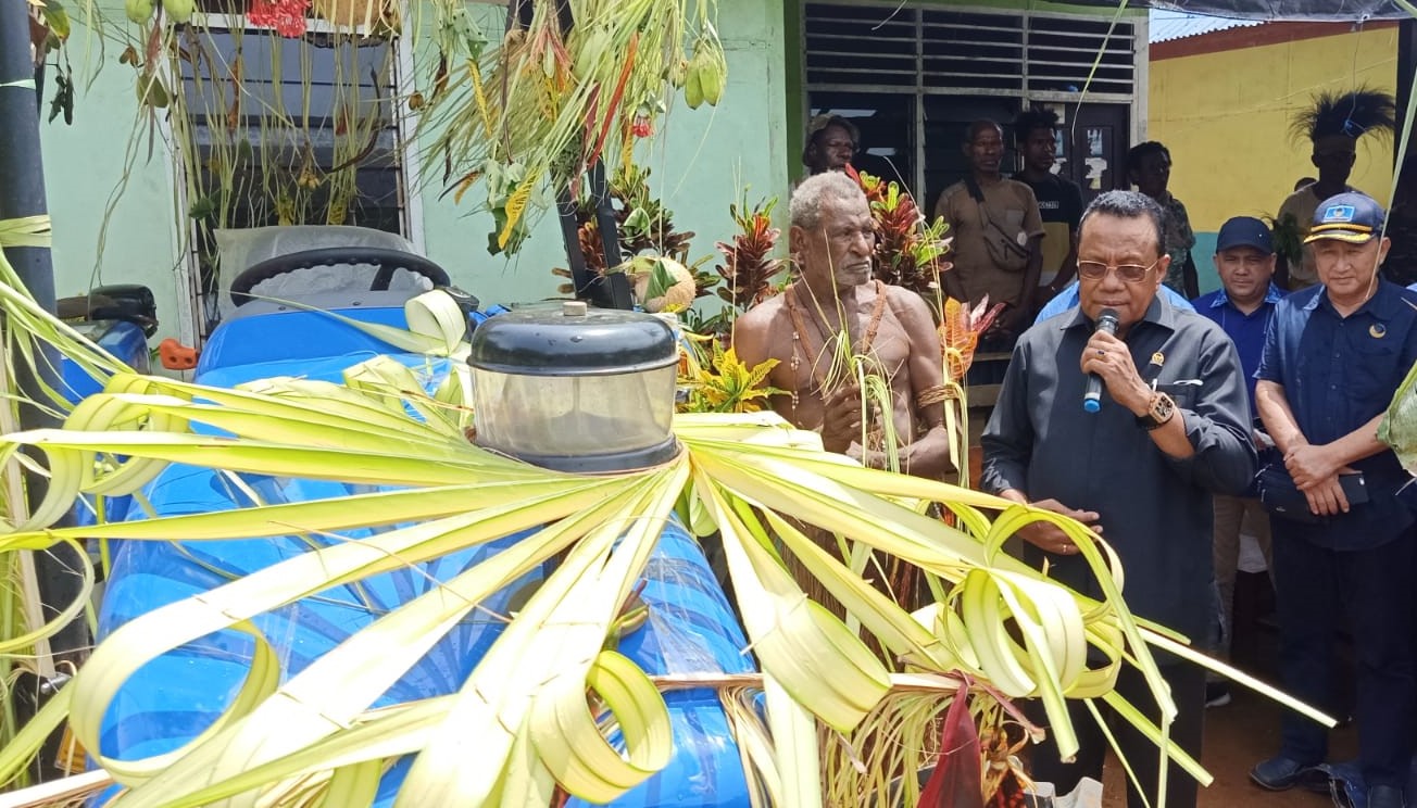 Lagi Sulaeman Serahkan Alsintan untuk Petani Merauke