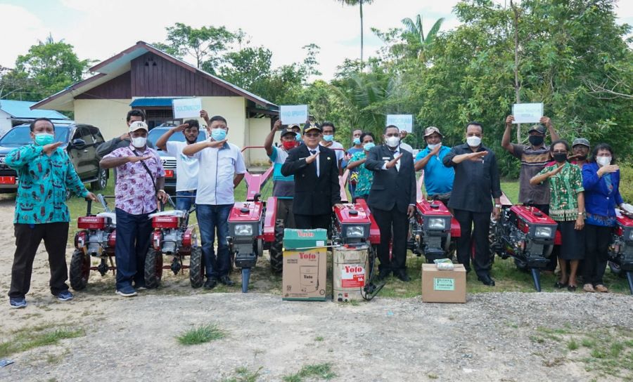 Sulaeman Serahkan Bantuan Alsintan untuk Petani Boven Digoel