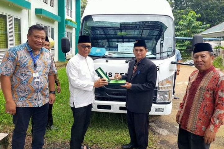 Syarief Abdullah Salurkan Bantuan Bus ke Pesantren dan Kampus di Kalbar