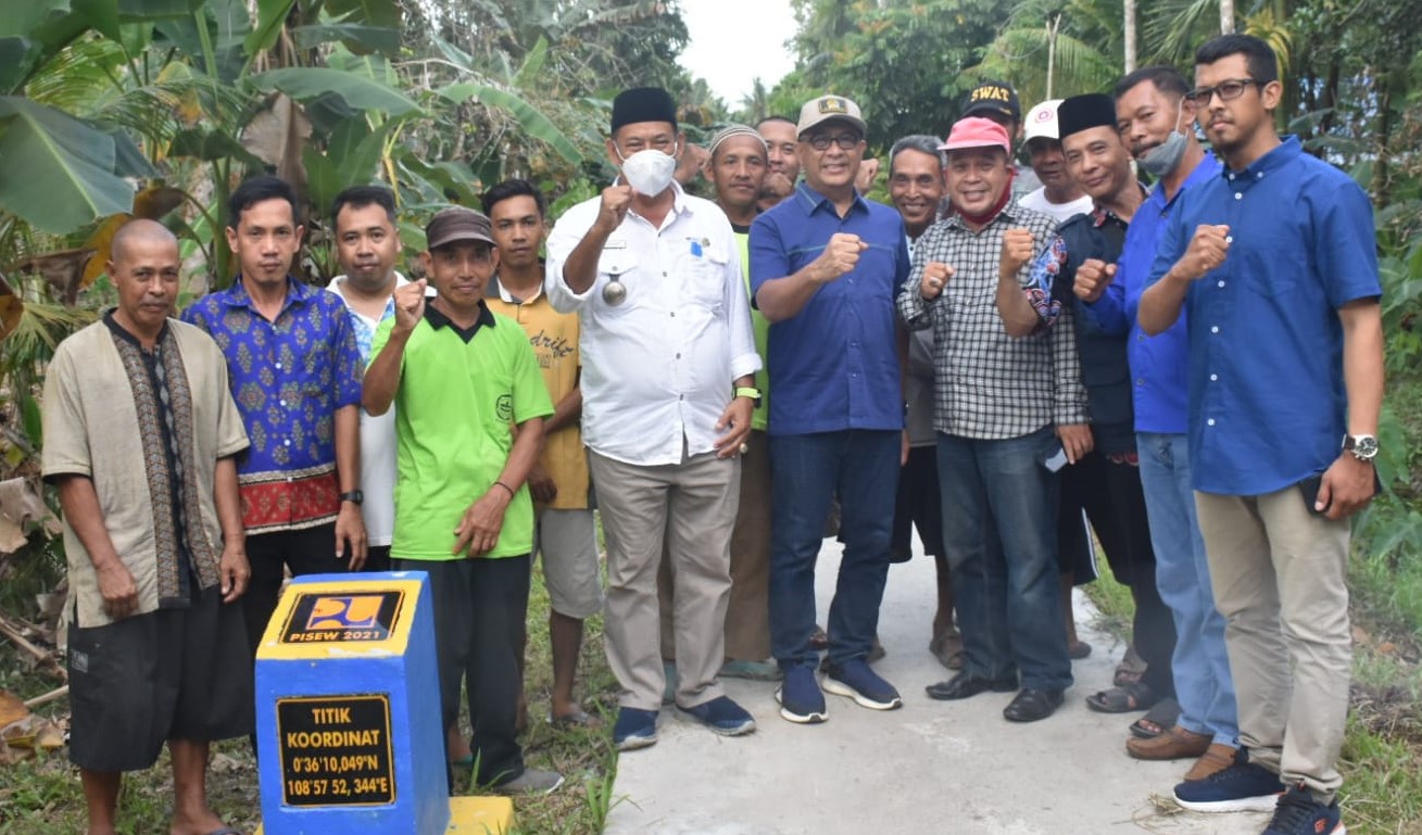 Syarief Serahkan BSPS dan PISEW di Bengkayang