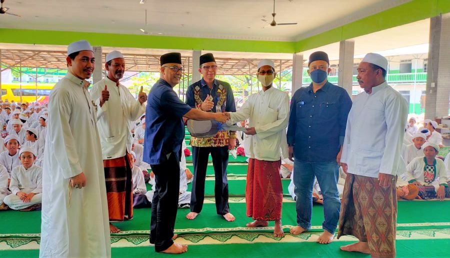 Syarief Salurkan Bantuan Bus Sekolah untuk Ponpes di Kubu Raya