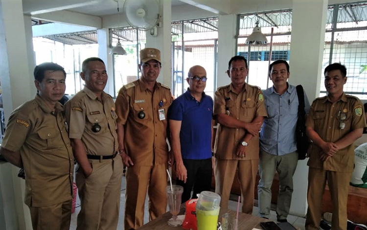Syarif Abdullah Dengarkan Curhat Camat dan Kades Pemangkat Soal Abrasi Pantai