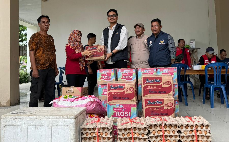Teguh Iswara Salurkan Bantuan untuk Korban Banjir Kabupaten Barru