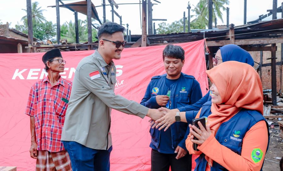 Teguh Iswara Beri Bantuan Sekaligus Dukungan Moral kepada Korban Kebakaran di Barru