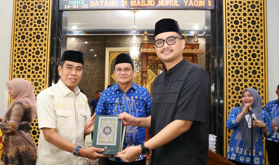 Teguh Iswara Serahkan Bantuan Al-Qur'an untuk 200 Masjid di Barru