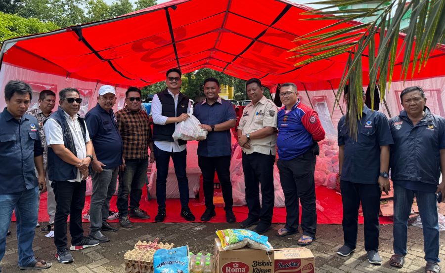 Teguh Iswara Serahkan 1.000 Paket Sembako untuk Korban Banjir Maros