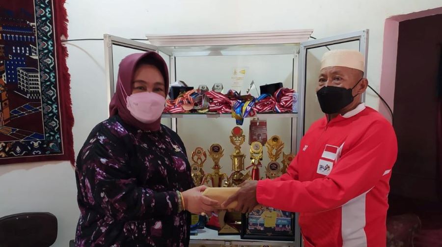 Tina Beri Hadiah Rp100 Juta untuk Keluarga Apriyani