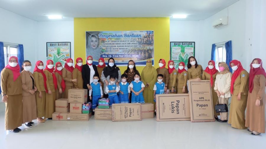 Tina Serahkan Bantuan Paket Alat Peraga PAUD