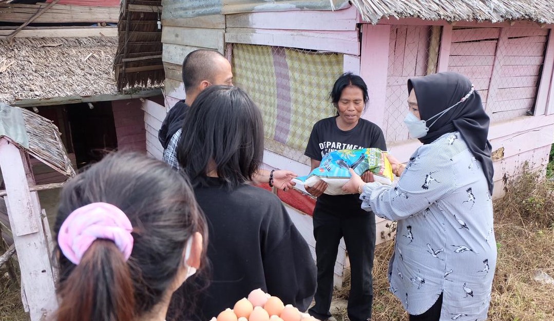 Tina Sambangi Warga Prasejahtera di Kendari