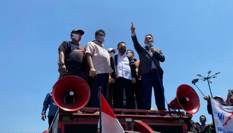 Willy Aditya Temui Massa Demo Buruh di Senayan