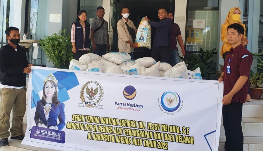 Yessy Salurkan Alat Tangkap Ikan untuk Nelayan Kapuas Hulu