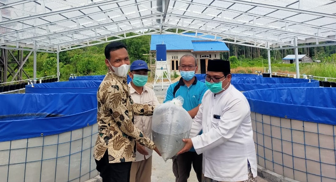 Yessy Salurkan Bantuan Bioflok untuk Ponpes Thafidz Bustanul Quran