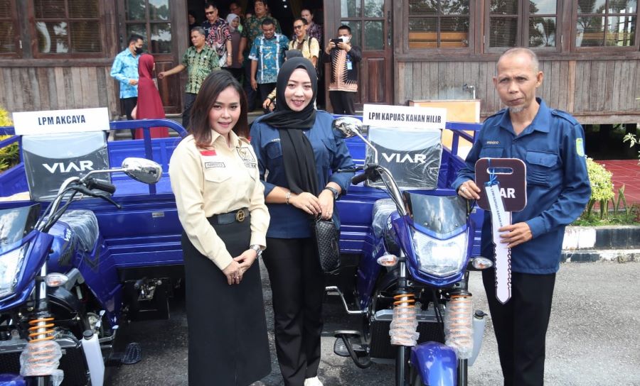 Yessy Serahkan Motor Pengangkut Sampah untuk Masyarakat Sintang