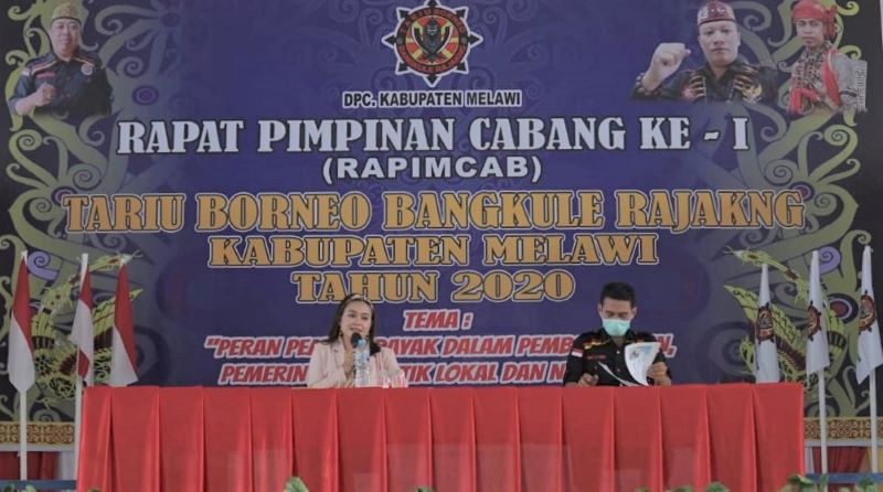 Yessy Ajak Warga Melawi Jadi Obor dalam Kehidupan