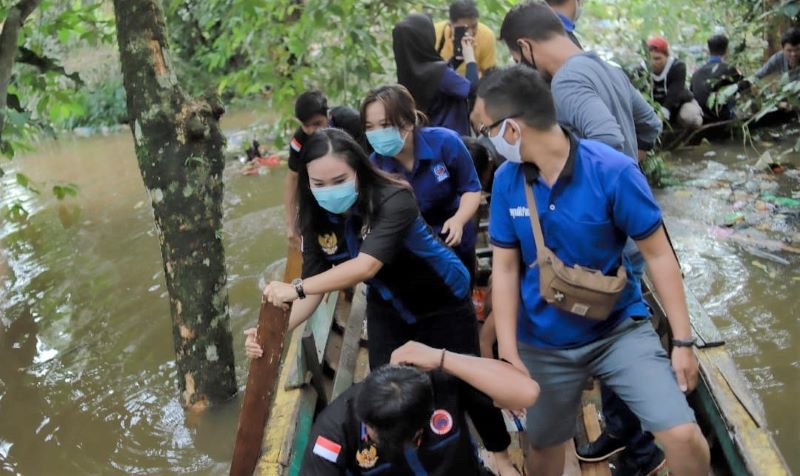 Peringati HUT Ke 9 Garda Pemuda NasDem Melawi Bantu Korban Banjir